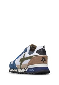 Zapatilla deportiva en azul, blanco y oliva con una parte superior de gamuza y malla. Cuenta con una suela con un patrón único y un logotipo en el talón.