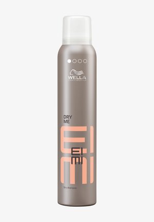 Høj grå aerosol spraydåse med Wella Professionals EIMI Dry Me tørshampoo med ferskenfarvet tekst og klar plastikdæksel på hvid baggrund.