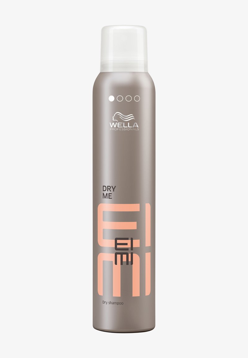 Hoge grijze spuitbus van Wella Professionals EIMI Dry Me droogshampoo met perzikkleurige tekst en transparante plastic dop op witte achtergrond.