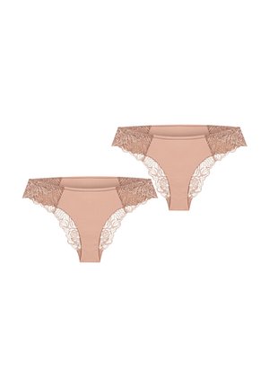 Due paia di mutandine da donna in tessuto rosa chiaro con rifiniture in pizzo. Il pizzo presenta motivi floreali lungo la vita.