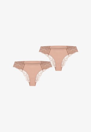 Zwei Damenunterhosen aus hellrosa Stoff mit Spitzenbesatz. Die Spitze zeigt florale Muster entlang des Taillenbands.