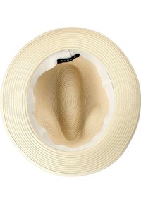 Chapeau en paille à large bord de couleur beige avec une texture nervurée. L'intérieur possède une doublure lisse et une étiquette de marque noire.