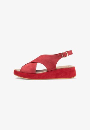 Rode suède wedge sandalen met een crisscross ontwerp, open teen en verstelbare enkelriem. Kenmerkt zich door een gestructureerd plateau en een gladde binnenzool.