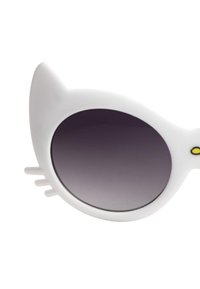 Witte kattenoorzonnebril met ronde verlopen lenzen, met opvallende snorharen details op de montuur en een gladde matte afwerking.