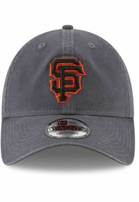 Graue Baumwoll-Baseballkappe mit verstellbarem Riemen, die ein gesticktes orange-schwarzes "SF"-Logo auf der Vorderseite aufweist. Gebogener Schirm.
