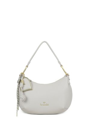 Lichtgrijze leren handtas met enkele schouderband, gouden hartvormige hanger, geknoopte kwast en klein goudkleurig logo middenvoor.