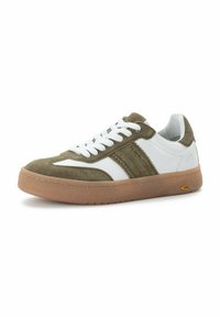 Groene en witte sneakers van suede en leder, met een chunky gum zool, witte veters en twee diagonale strepen aan de zijkanten.