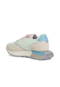 Hellgrüner Sneaker mit pinken und blauen Akzenten. Besteht aus Wildleder und synthetischen Materialien, hat eine abgerundete Form, eine strukturierte Sohle und eine Schnürverschlus. 