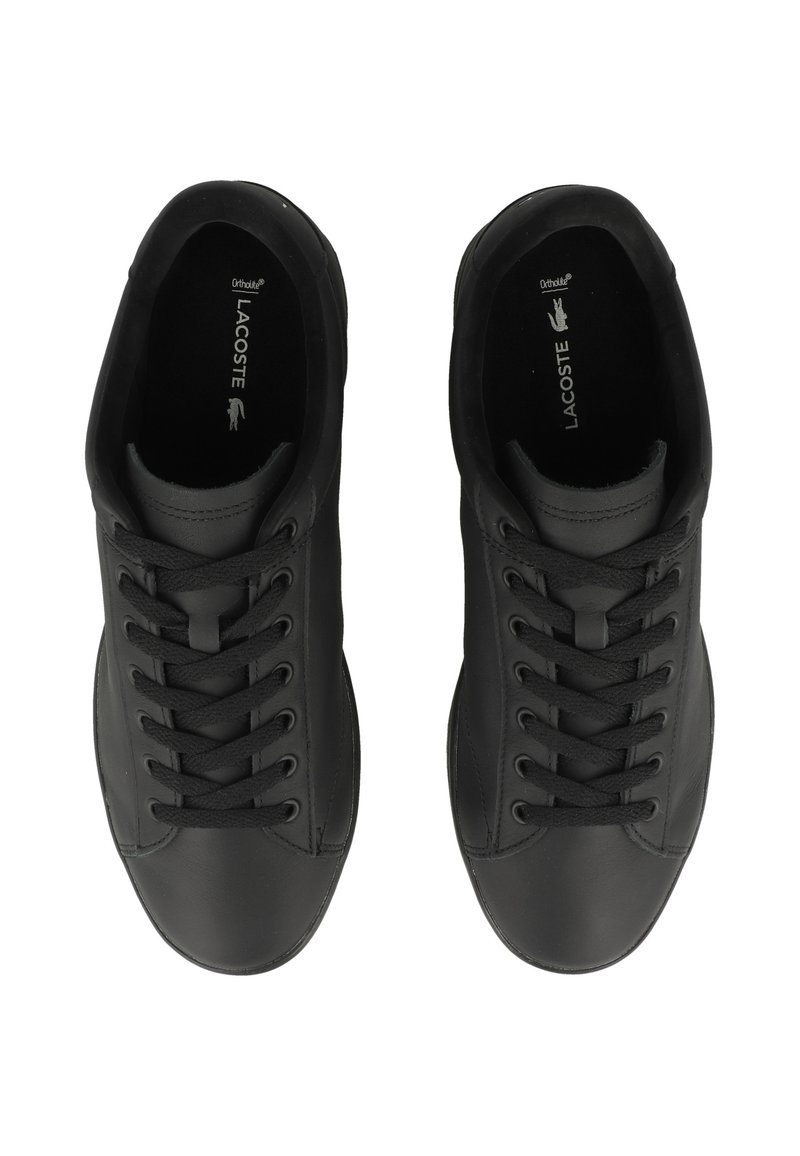 Sorte lædersneakers med en glat tekstur, rund tå og snørelukning, der har et brandlogo trykt på indersålen.