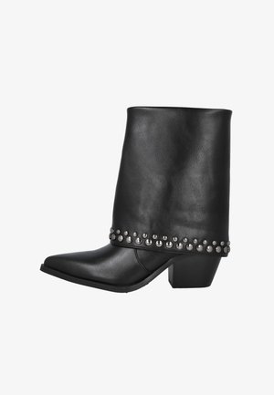 Botín negro de cuero hasta el tobillo con punta afilada, caña estructurada y acentos de tachuelas plateadas alrededor de la base. Diseño de tacón cuadrado.