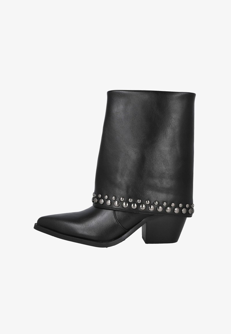 Botín negro de cuero hasta el tobillo con punta afilada, caña estructurada y acentos de tachuelas plateadas alrededor de la base. Diseño de tacón cuadrado.