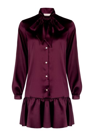 Burgunderfarbenes Satin-Kleid mit hohem Hals und übergroßem Schleifenverschluss. Verfügt über lange Puffärmel und einen gestuften Rock mit einem Rüschenabschluss. Sechs Knopfverschluss.