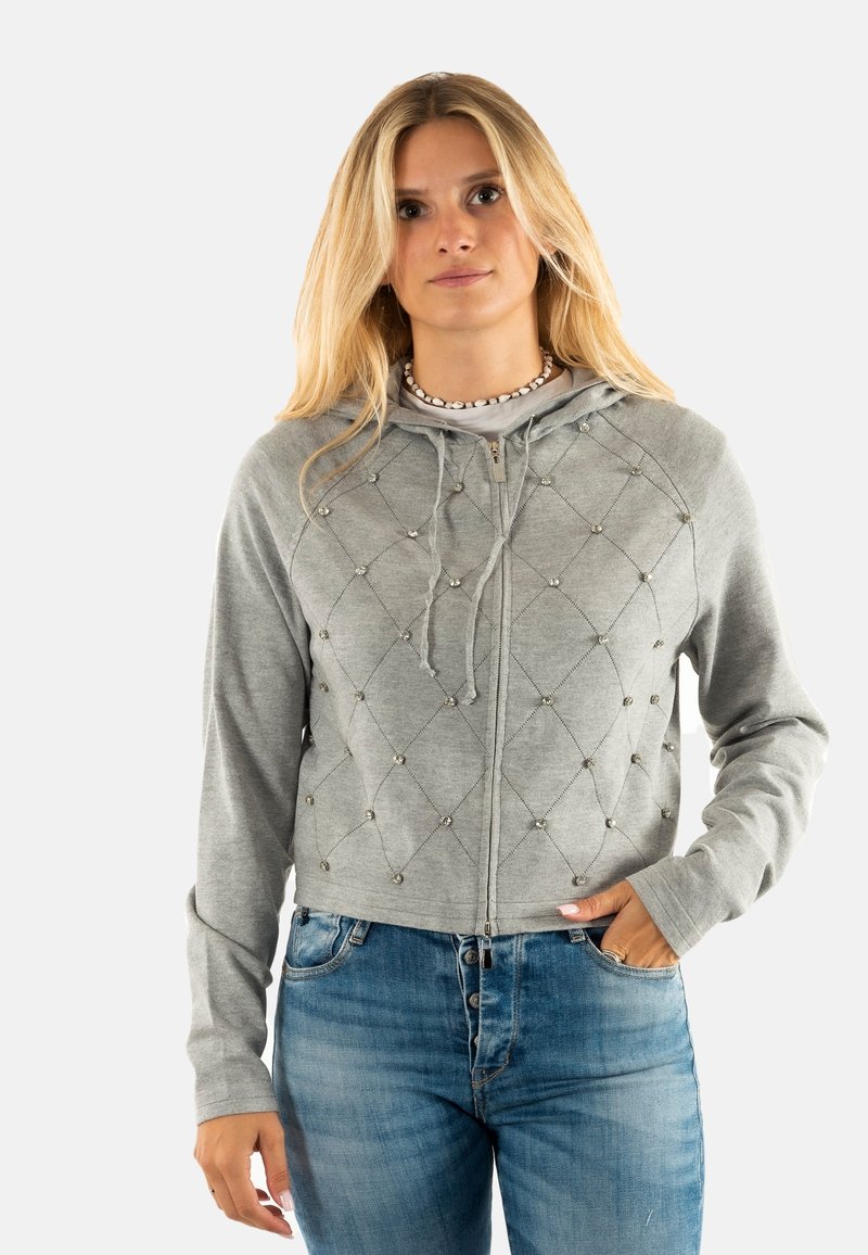 Haut en sweat gris à capuche zippé, présentant un motif en losanges matelassé et des perles décoratives. Manches longues et détails de cordon de serrage à la capuche.