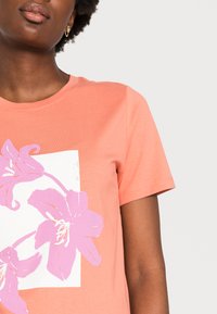edc by Esprit - TEE - T-shirt z nadrukiem - peach - 4