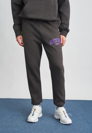 VARSITY ARCH JOGGER PANTS - Treniņtērpa apakšdaļas - washed black