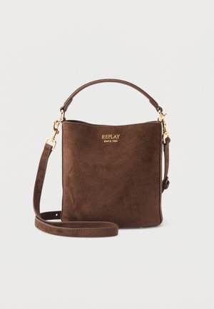 Sac à main en daim marron avec le logo doré "REPLAY SINCE 1981", doté d'une poignée courte et d'une longue bandoulière amovible avec des accessoires dorés.