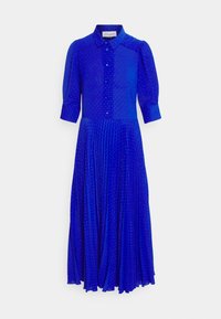 Blå klänning med knappar framtill, krage, korta puffärmar och en plisserad kjol. Prickig textur över hela tyget.