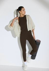 Next SUPERSOFT EVERYDAY - Legingi — bikses - chocolate brown
