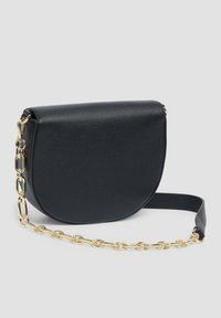 Schwarze Leder-Crossbody-Tasche mit runder Form, akzentuiert durch einen goldfarbigen Kettenriemen und einer glatten Textur.