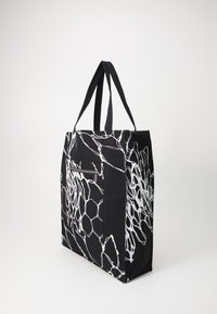 Borsa a tracolla nera con motivi astratti bianchi, dotata di due manici superiori, una tasca laterale con zip e una forma strutturata.