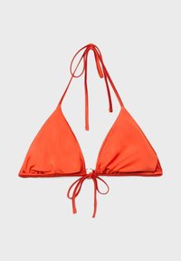 Haut de bikini triangle orange vif avec fines attaches tour de cou et dans le dos, présenté sur un fond uni gris clair.