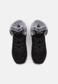 Zapatillas altas negras de tela de ante con forro de piel sintética, que cuentan con un diseño de cordones y una suela de goma texturizada para mayor agarre.