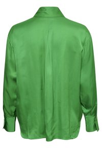 Camicia lunga manica in satin verde con colletto strutturato, dettaglio della piega posteriore e polsini con bottoni, caratterizzata da una texture liscia e lucida.