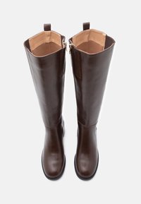 Καφέ δερμάτινα μποτάκια μέχρι το γόνατο με λεία υφή, φερμουάρ στη πλευρά και σχέδιο στρογγυλής μύτης.