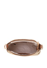 Bolso de mano metálico dorado con forma rectangular plana, cierre de cremallera, detalles en cuero marrón y un forro interior suave.