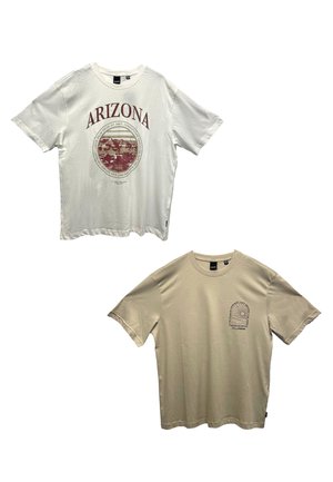 Zwei T-Shirts: eines weiß mit rotem "ARIZONA"-Grafik und kreisförmigem Design; das andere beige mit blauer grafischer Gestaltung oben links. Beide sind kurzärmelig.