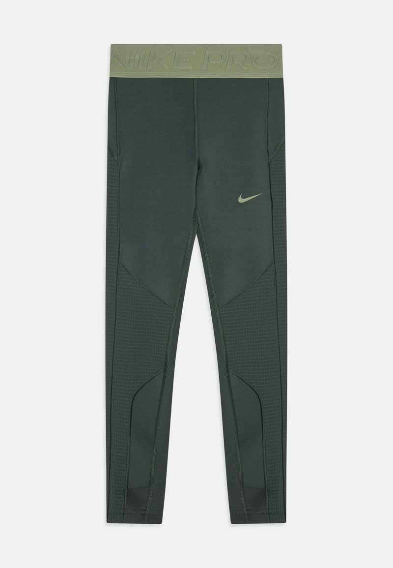 Legíny Nike Pro v tmavě olivově zelené barvě s texturovaným panelem po stranách, elastickým pasem a malým logem ve světle zelené.