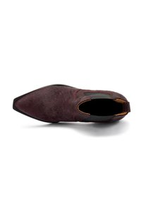 Botín de cuero burdeos con punta afilada, parte superior texturizada, paneles laterales elásticos y suela de goma negra. Diseño minimalista.