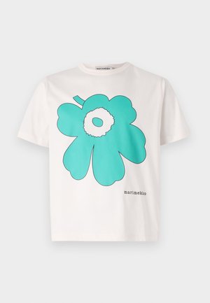Biała koszulka z krótkim rękawem z dużą turkusową grafiką kwiatową i małym napisem „marimekko” z przodu na jednolitym tle.