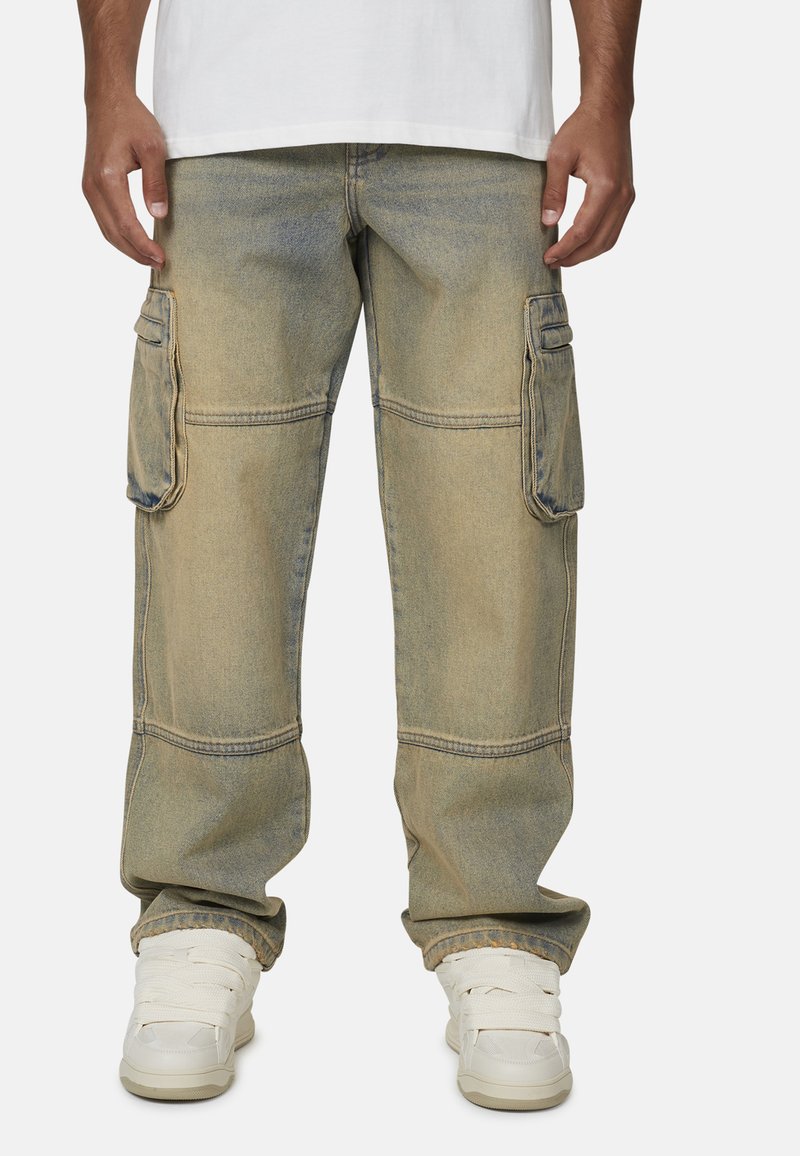 Luźne dżinsy cargo w jasnoniebieskim denimu, z dwoma bocznymi kieszeniami, przeszywaną fakturą, prostym krojem nogawek i z mankietami.