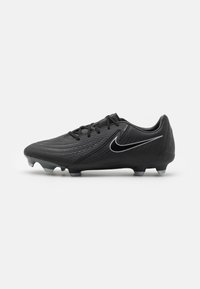 Fekete focicipők, textúrált felszínnel, szintetikus anyagból, formázott talpakkal a tapadásért, és fehér Nike logóval az oldalukon.