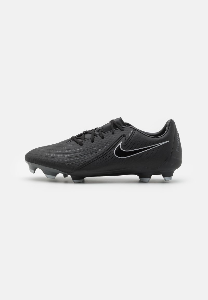 Fekete focicipők, textúrált felszínnel, szintetikus anyagból, formázott talpakkal a tapadásért, és fehér Nike logóval az oldalukon.