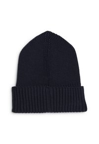 Marine gebreide beanie met een geribde rand, voorzien van een taps toelopende top en een textuurpatroon door het hele ontwerp voor warmte en comfort.