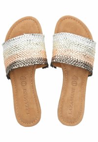 Sandalias trenzadas con una correa multicolor en plata, oro rosado y negro, sobre una plantilla de ante color beige. Presentan una suela plana y un diseño abierto.