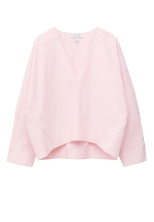 Blouse rose clair à manches longues avec col en V, coupe ample et ourlet arrière plus haut, avec poignets boutonnés et détails subtils des coutures.