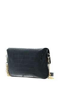 Sac à main rectangulaire noir avec texture crocodile et anse chaîne dorée sur fond blanc.