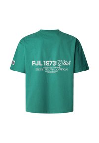 Zöld pamut póló rövid ujjakkal és kerek nyakkivágással. A hátoldalon fehér szöveg található: "PJL 1973 Club" és "PEPE JEANS LONDON."