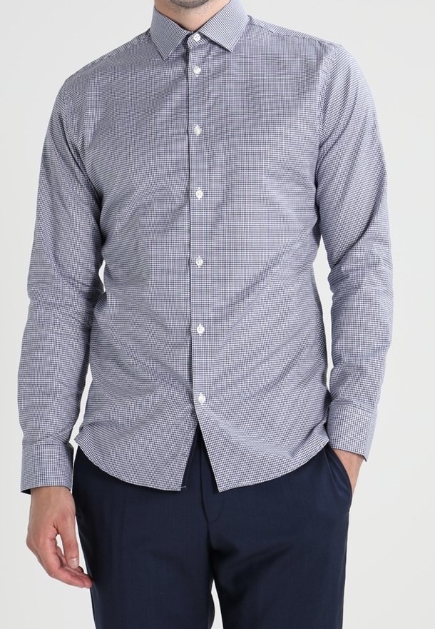 Niebieska i biała w kratkę koszula z długim rękawem z zapięciem na guziki, z klasycznym kołnierzykiem i białymi guzikami. Wykonana z bawełnianej tkaniny.