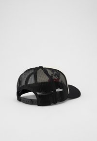 Berretto in rete nera con un pannello frontale beige e visiera curvata. Presenta una cinghia regolabile sul retro per una vestibilità comoda.