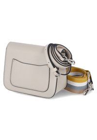 Borsa a tracolla in pelle beige con patta, bordi neri, tasca frontale e tracolle removibili in design soli e a righe con dettagli in metallo argentato.