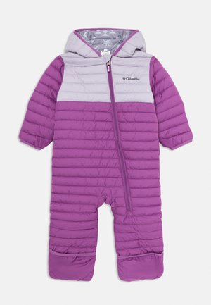 Lilla ja lavendli värvi polsterdatud beebimonosükk, millel on kapuuts, diagonaalne esi tõmblukk ja Columbia logo rinnal.