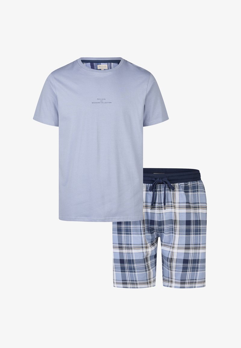 Camiseta de algodón azul claro con cuello redondo y logo en el frente, combinada con pantalones cortos de cuadros en azul y marino con una cinturilla ajustable.