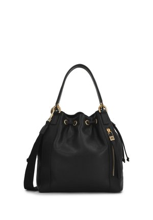 Borsa a secchiello in pelle nera con manico singolo, occhielli color oro, tasca laterale con cerniera e tracolla regolabile.