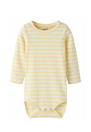 Gele en witte gestreepte babyromper met lange mouwen, drukknoopjes tussen de benen en een ronde hals.