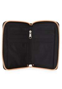 Cartera negra con una cremallera de color melocotón, que cuenta con múltiples ranuras para tarjetas y un compartimento central con cremallera. Textura suave, diseño compacto.