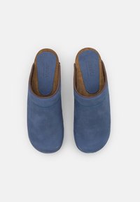 Blauwe leren klompen met een gladde textuur, bruine accenten, een kurken binnenzool en een ronde neus. Bevat een prominent merklogo op de binnenzolen.